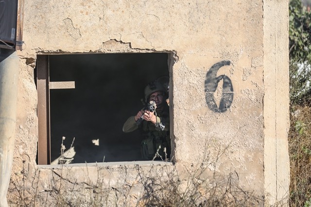 رام الله - مواجهات بين الشبان وقوات الاحتلال على المدخل الشمالي لمدينة البيرة 30.jpg