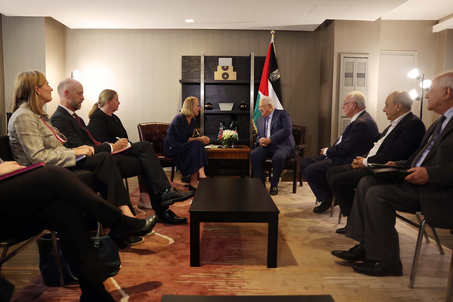 نيويورك - الرئيس محمود عباس، أثناء لقاء وزيرة خارجية النرويج أنيكين هويتفيلدت.jpg