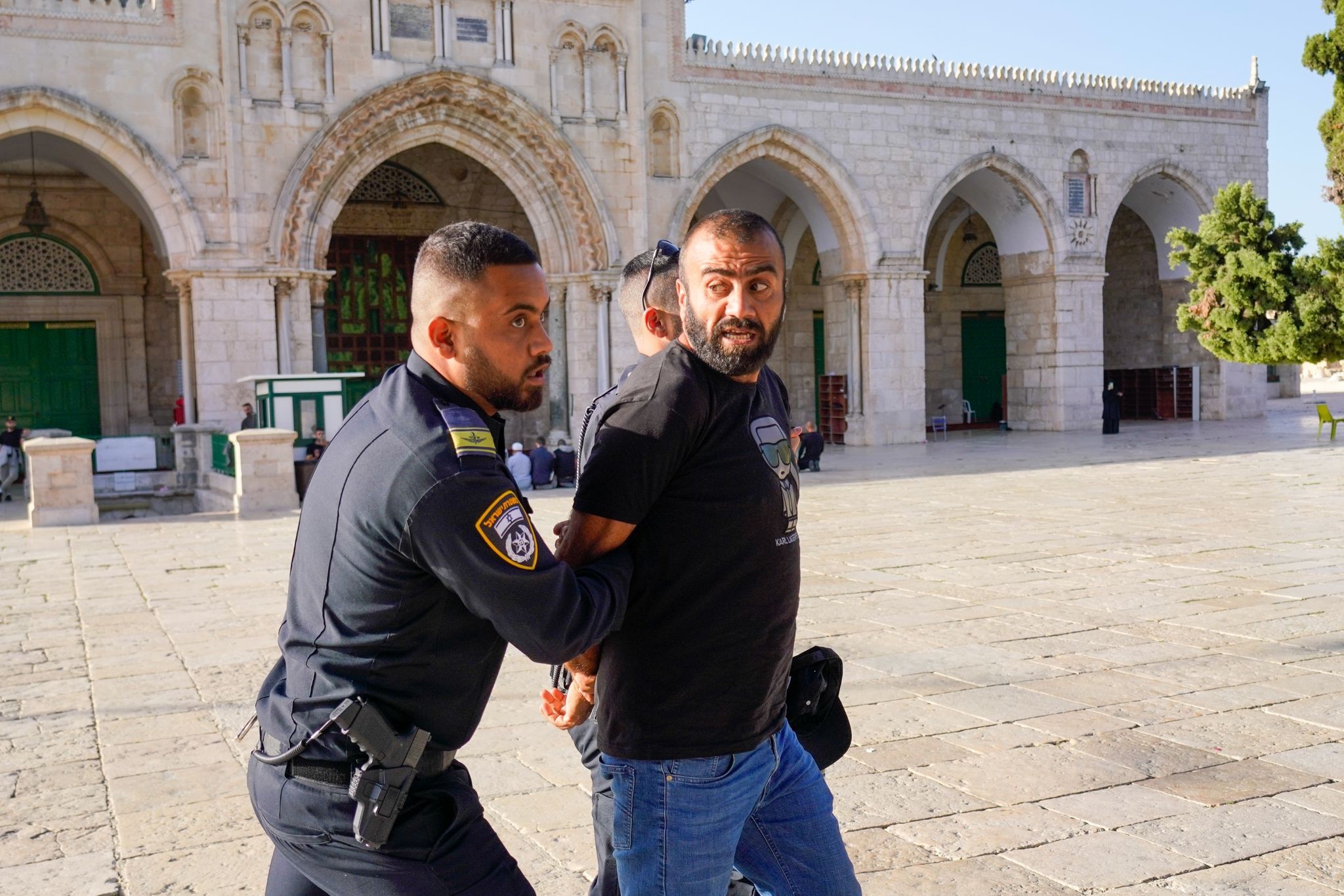 القدس - قوات الاحتلال والمستوطنون خلال اقتحامهم باحات المسجد الأقصى والاعتداء على المرابطين.jpg