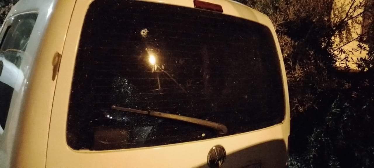 رصاص الاحتلال يخترق زجاج مركبة بعد اشتباك مسلح في حي المساكن الشعبية شرق نابلس.jpg