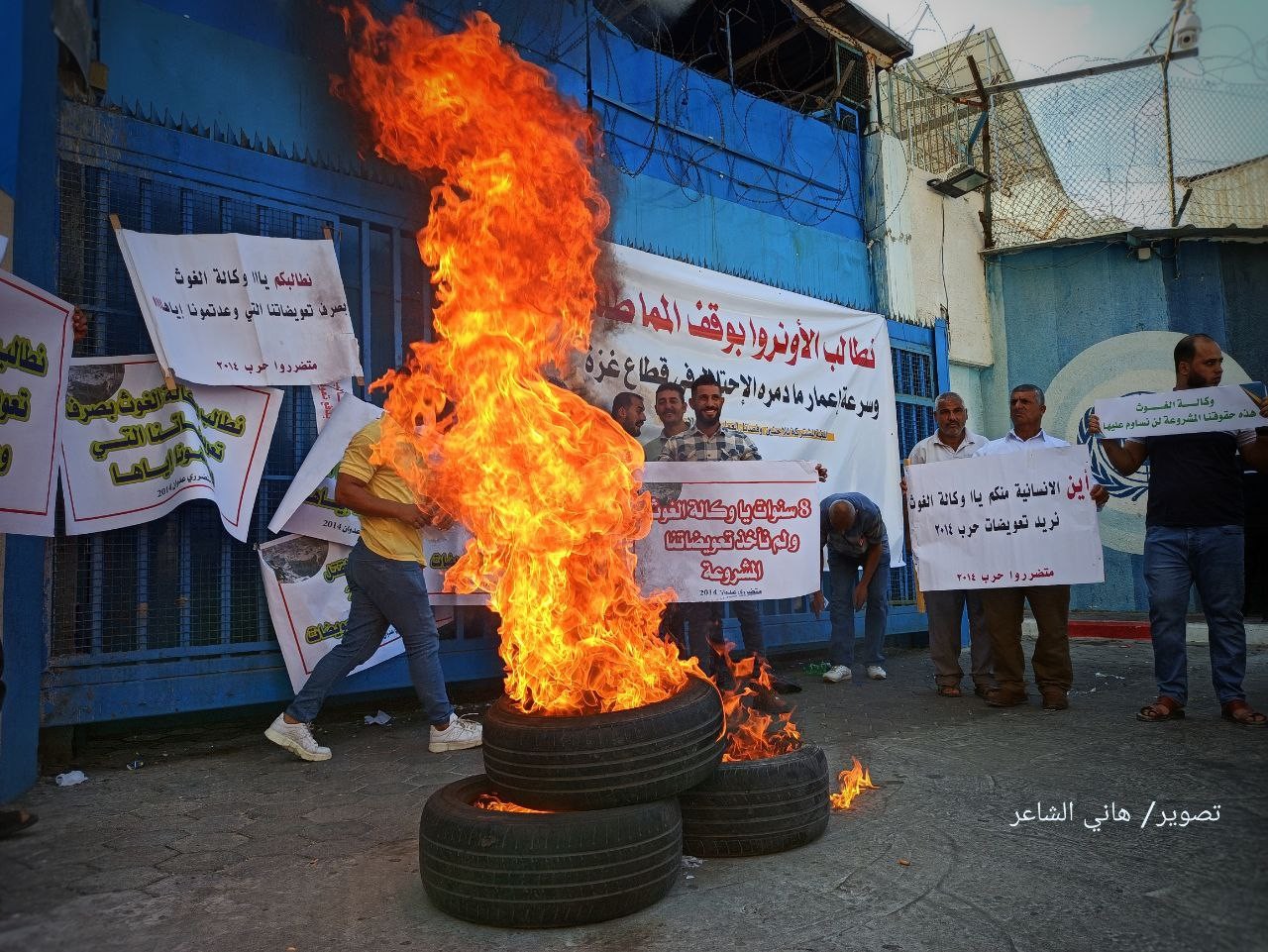 غاضبون يلقون البيض الفاسد ويشعلون إطارات مطاطية أمام بوابة مقر وكالة الغوث الإقليمي بغزة 6.jpg