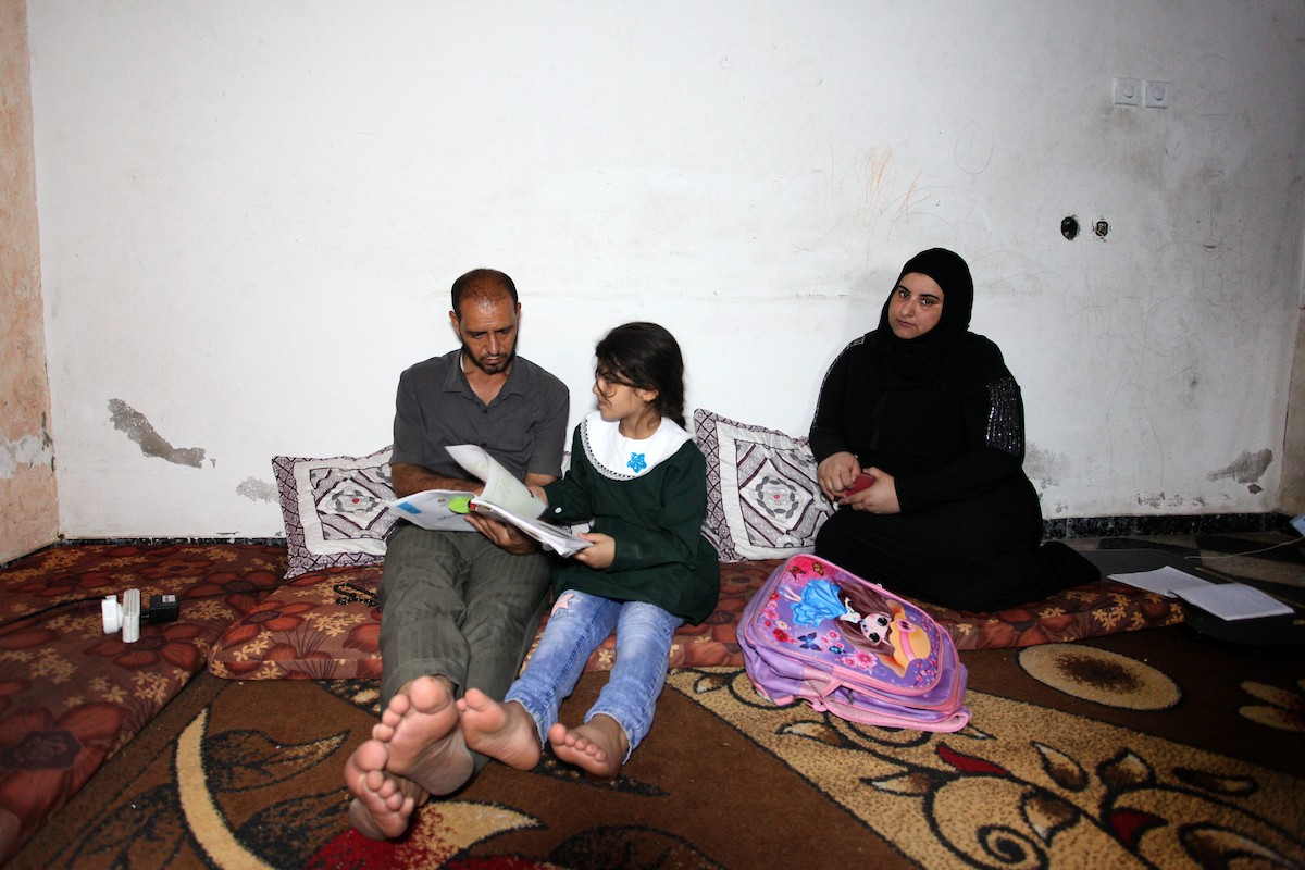 الفلسطيني ناهض فروخ ، 42 عامًا ، فقد سمعه وكلامه خلال قصف إسرائيلي على غزة.jpg