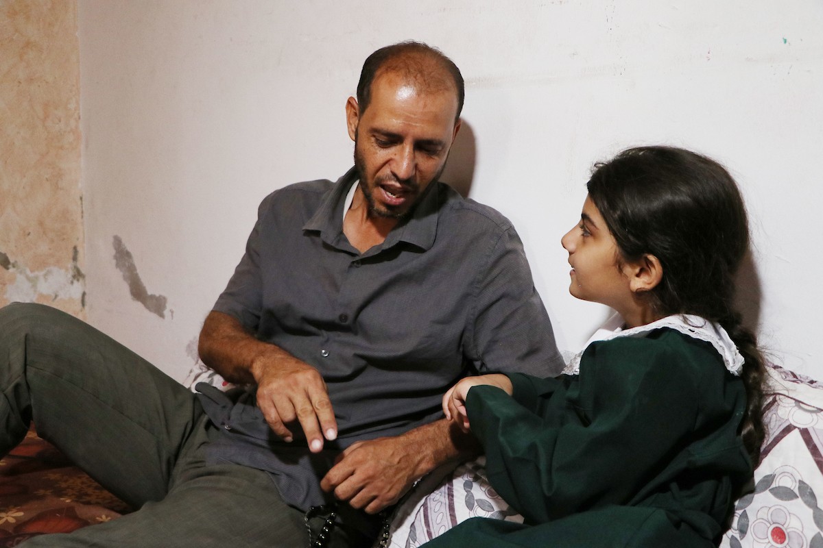 الفلسطيني ناهض فروخ ، 42 عامًا ، فقد سمعه وكلامه خلال قصف إسرائيلي على غزة 0.jpg