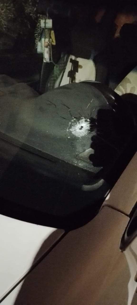 رصاص الاحتلال يخترق زجاج مركبة بعد اشتباك مسلح في حي المساكن الشعبية شرق نابلس 2.jpg