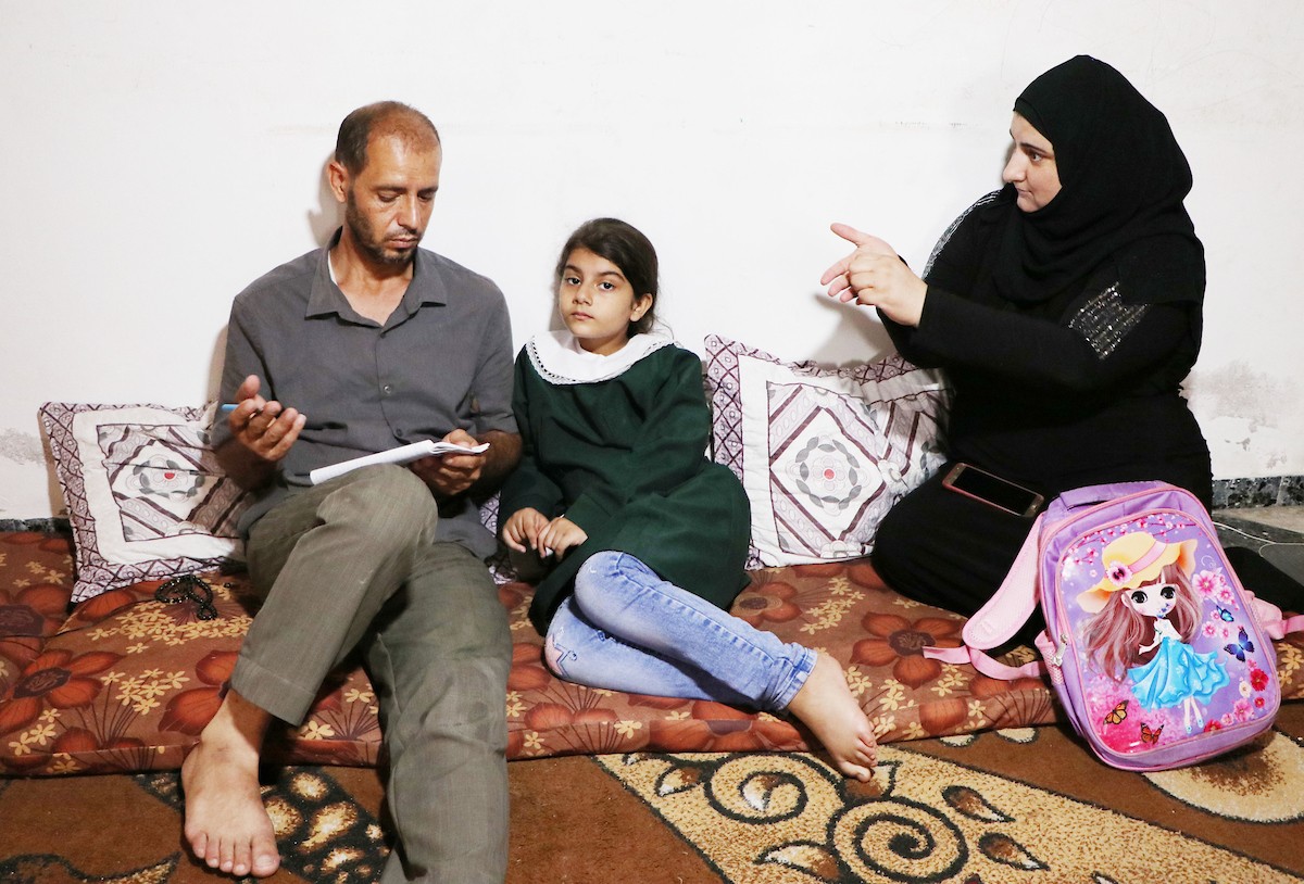 الفلسطيني ناهض فروخ ، 42 عامًا ، فقد سمعه وكلامه خلال قصف إسرائيلي على غزة 9.jpg