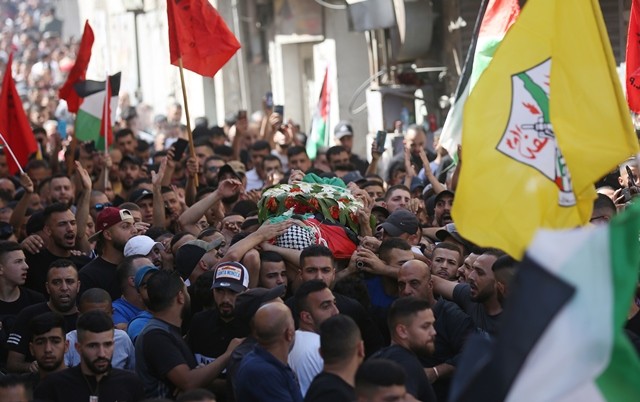 تشييع جثمان الشهيد الشاب محمد إبراهيم شحام (21 عاما)، من مخيم قلنديا شمال مدينة القدس المحتلة.jpg