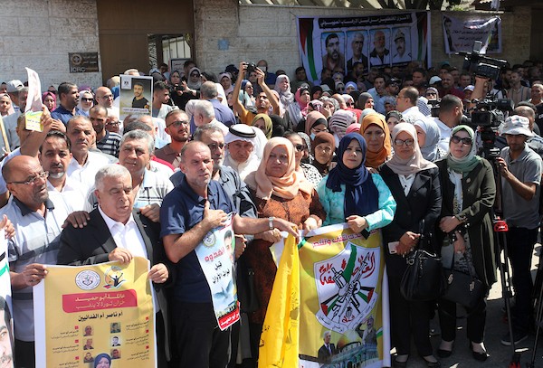 فلسطينيون يشاركون في وقفة تضامنية مع الأسير ناصر أبو حميد في مدينة غزة 3.jpg