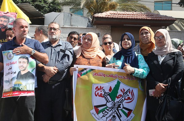 فلسطينيون يشاركون في وقفة تضامنية مع الأسير ناصر أبو حميد في مدينة غزة 2.jpg