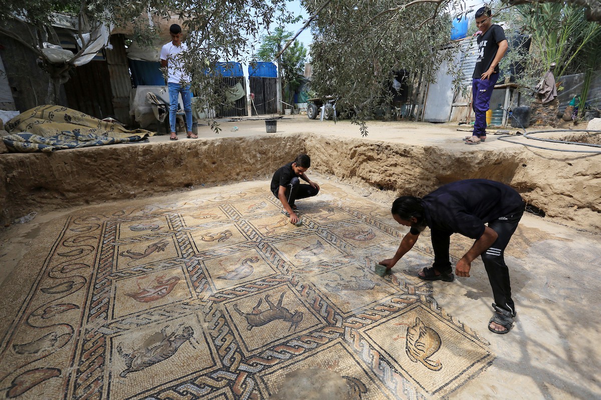 فلسطينيون ينظفون حول أرضية فسيسفاء من العهد البيزنطي اكتشفها مزارع فلسطيني في أرضه في مدينة البريج وسط قطاع غزة 15.jpg