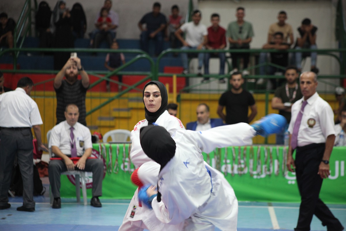 لاعبون يتنافسون خلال البطولة النهائية للكاراتيه في مدينة غزة 6.jpg