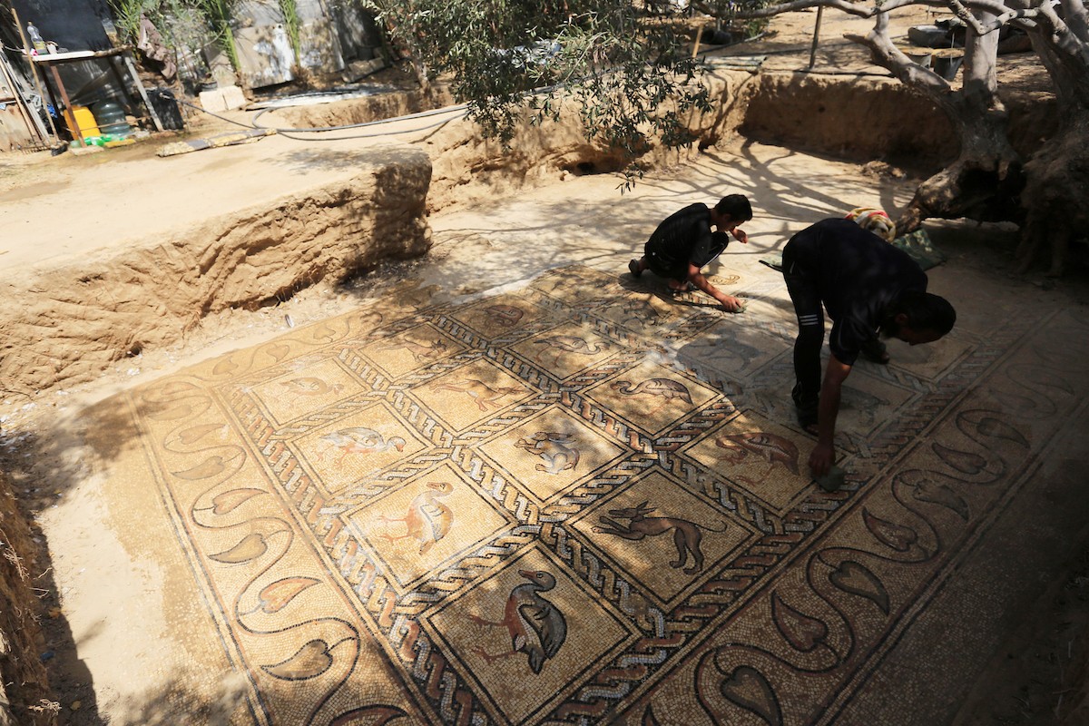فلسطينيون ينظفون حول أرضية فسيسفاء من العهد البيزنطي اكتشفها مزارع فلسطيني في أرضه في مدينة البريج وسط قطاع غزة 444.jpg