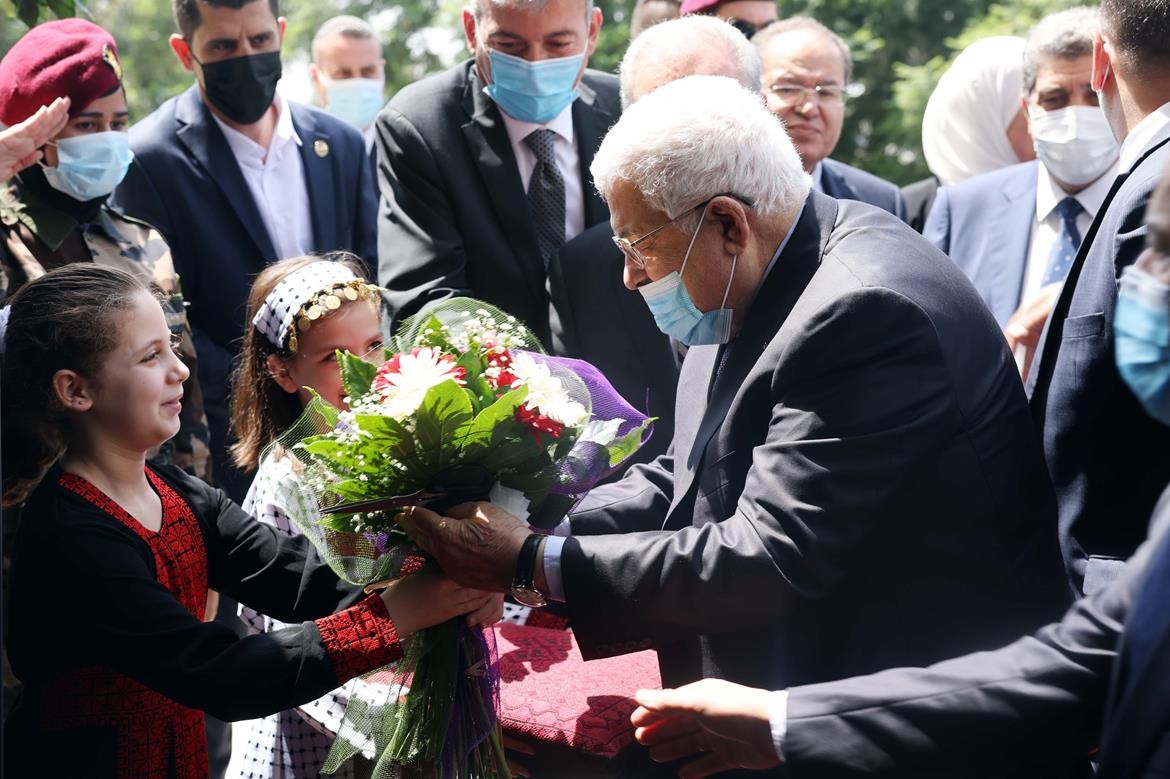 الرئيس محمود عباس اثناء افتتاح قسم الجوازات البروميترك في وزارة الداخلية 7.jpg