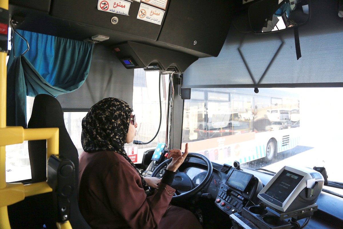 الفلسطينية سامية أبو علقم (50 عاماً) تمارس شغفها في قيادة الحافلات2.jpg