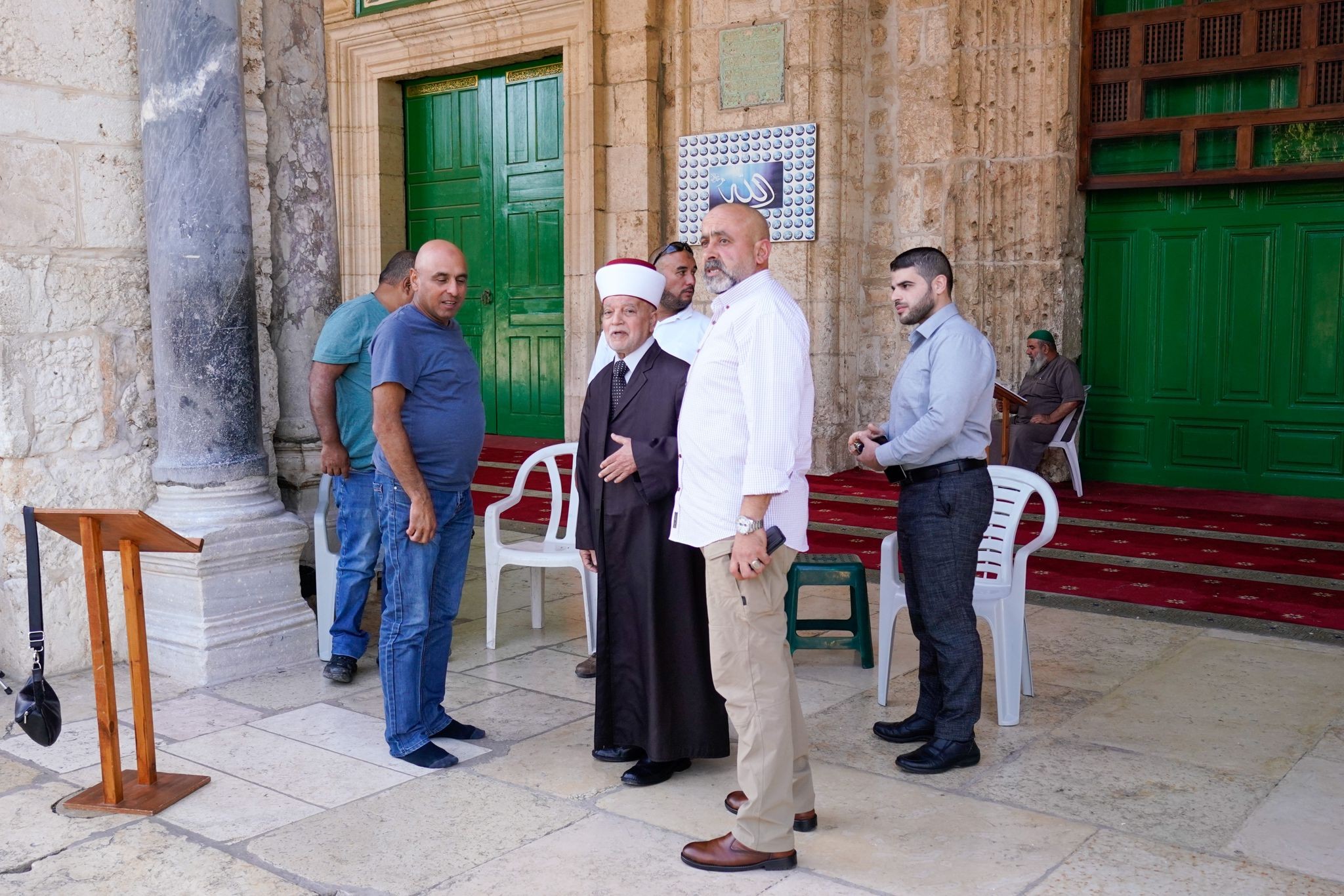 القدس - قوات الاحتلال والمستوطنون خلال اقتحامهم باحات المسجد الأقصى والاعتداء على المرابطين 2.jpg