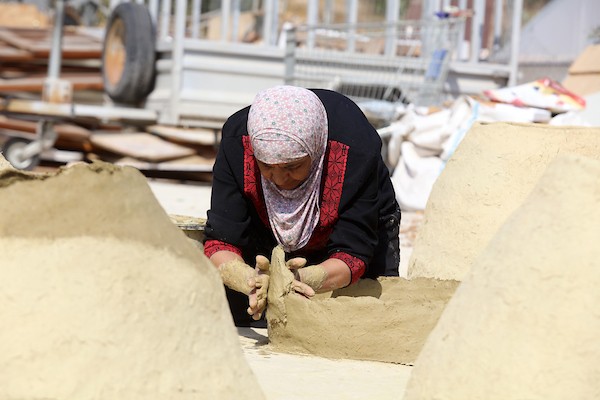 استغلت الفلسطينية آمنة صلاح سطح منزلها لتصنع أفران الطين القديمة بشكل تقليدي، استعداداً لبيعها بالأسواق المحلية في بيت لحم. 3.jpg