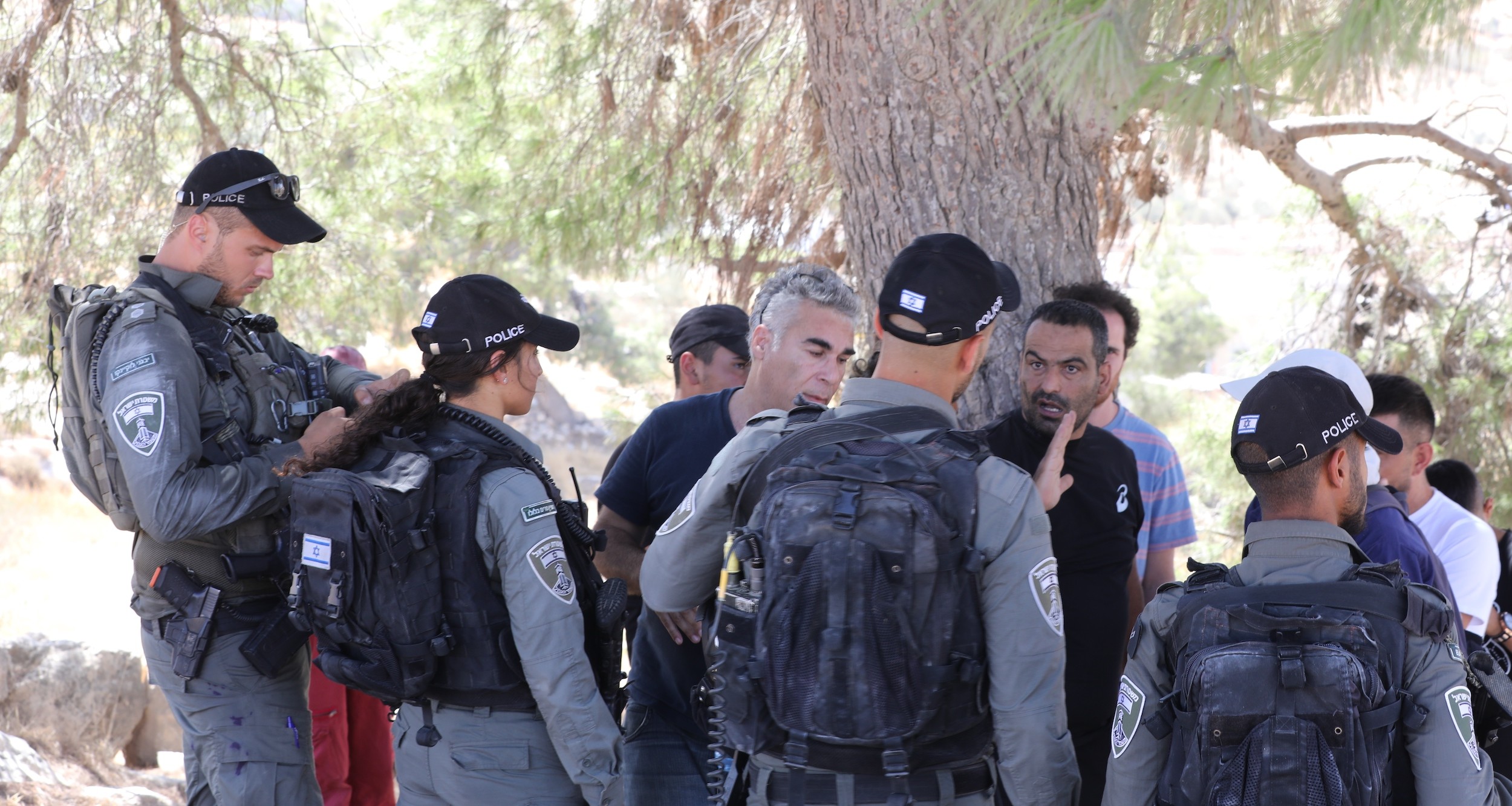قوات الاحتلال تمنع المواطنين من الوصول لأراضيهم في قرية التوانة بمسافر يطا جنوب الخليل 1.jpg