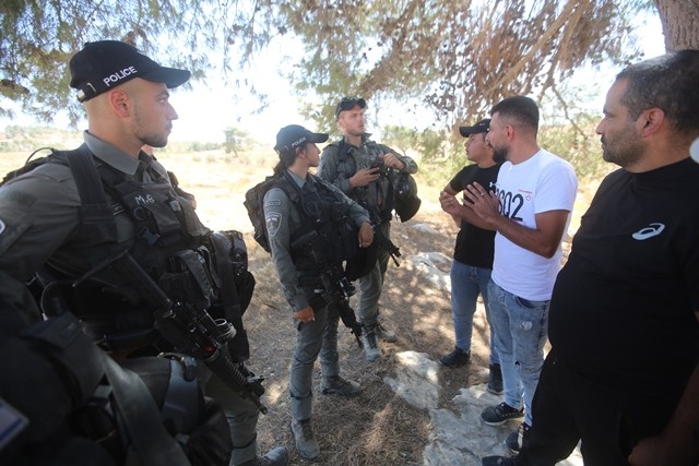 قوات الاحتلال تمنع المواطنين من الوصول لأراضيهم في قرية التوانة بمسافر يطا جنوب الخليل 5.jpg