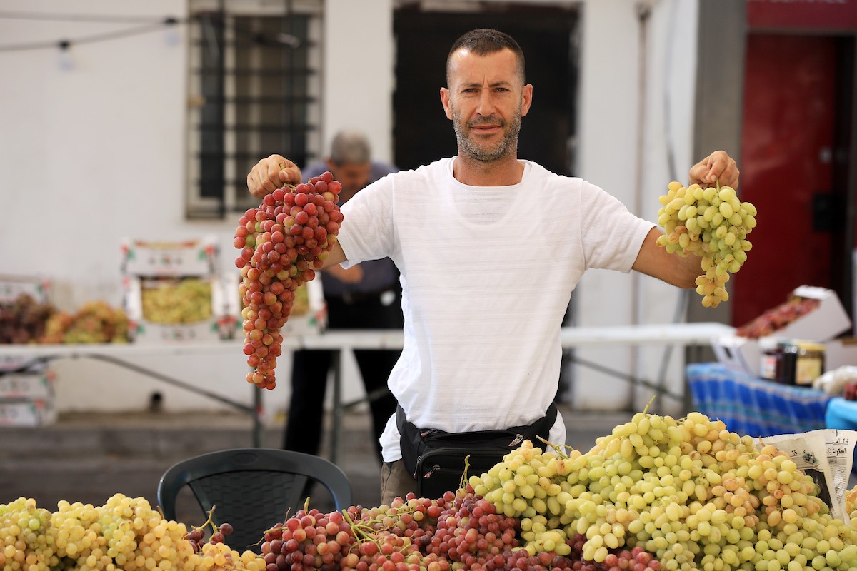 بائعون فلسطينيون يبيعون العنب في سوق للعنب في مدينة رام الله بالضفة الغربية 60.jpg