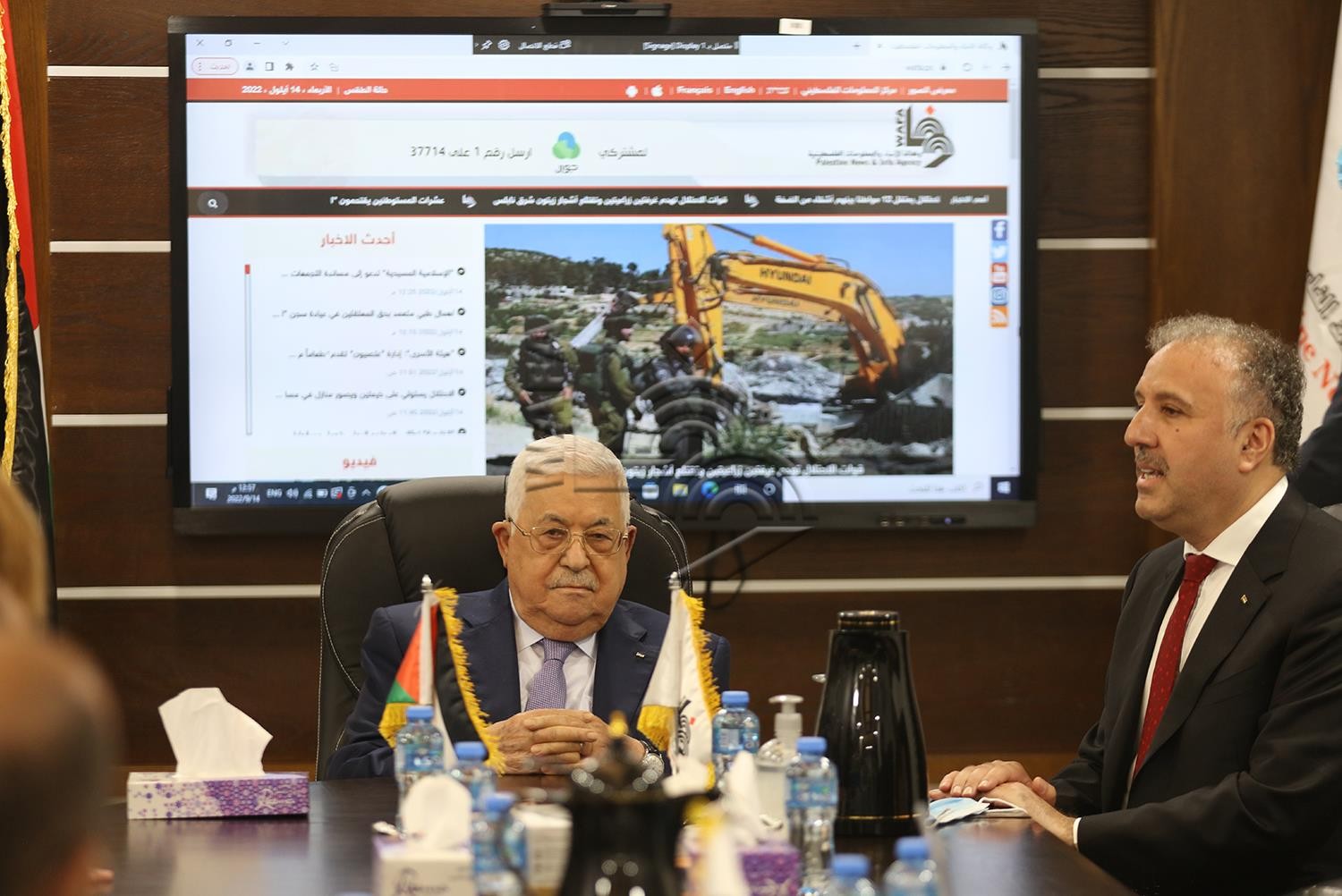 رام الله - الرئيس محمود عباس، يفتتح المقر المؤقت لوكالة الانباء والمعلومات الفلسطينية - وفا 13.jpg