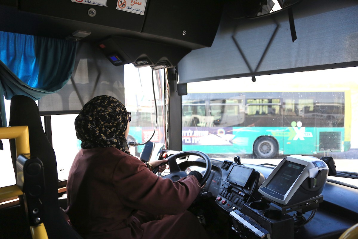 الفلسطينية سامية أبو علقم (50 عاماً) تمارس شغفها في قيادة الحافلات 3.jpg