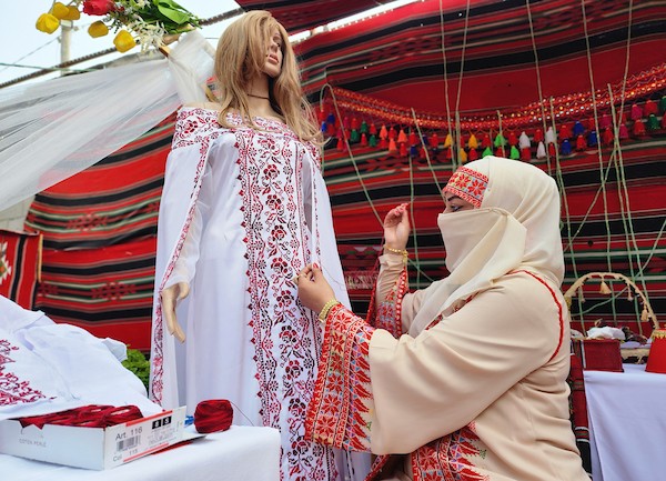 نساء فلسطينيات يقمن بإعداد الحناء خلال حفل تقليدي في مدينة خانيونس 11.jpg