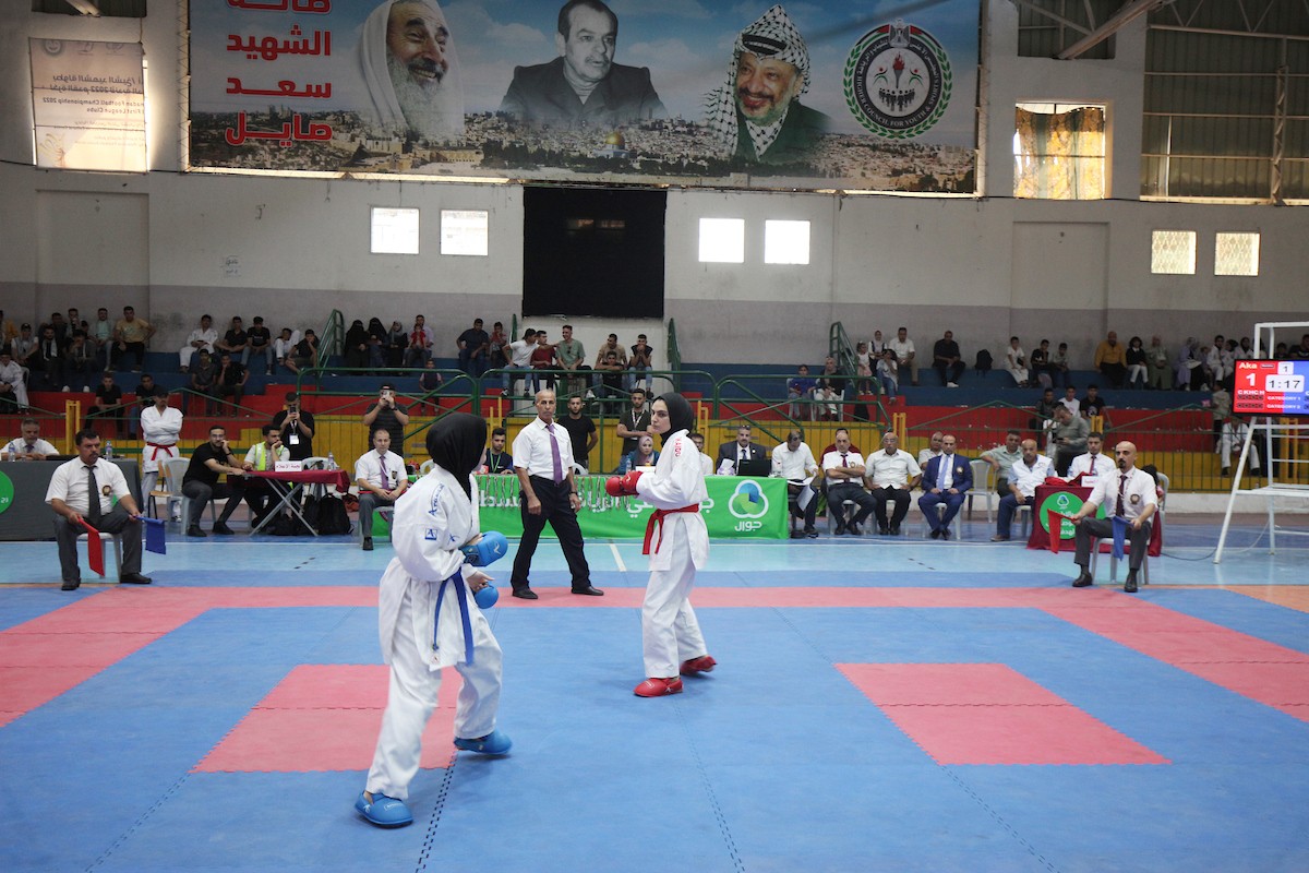 لاعبون يتنافسون خلال البطولة النهائية للكاراتيه في مدينة غزة 3.jpg