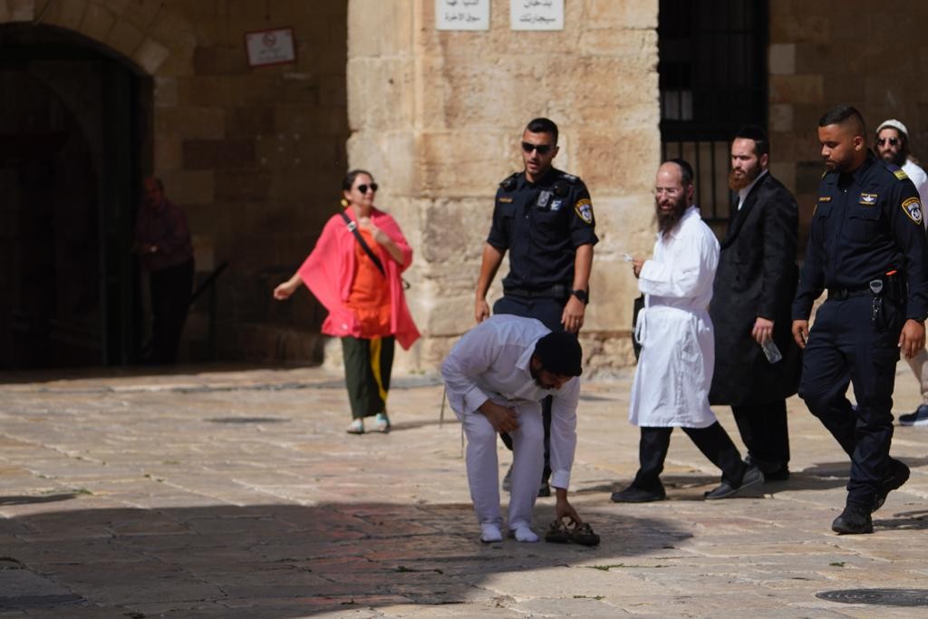 القدس - قوات الاحتلال والمستوطنون خلال اقتحامهم باحات المسجد الأقصى والاعتداء على المرابطين 12.jpg