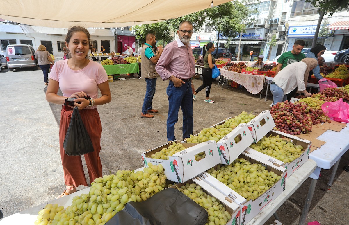 بائعون فلسطينيون يبيعون العنب في سوق للعنب في مدينة رام الله بالضفة الغربية 3.jpg