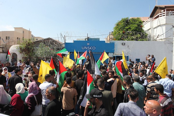 فلسطينيون يشاركون في وقفة تضامنية مع الأسير ناصر أبو حميد في مدينة غزة 15.jpg