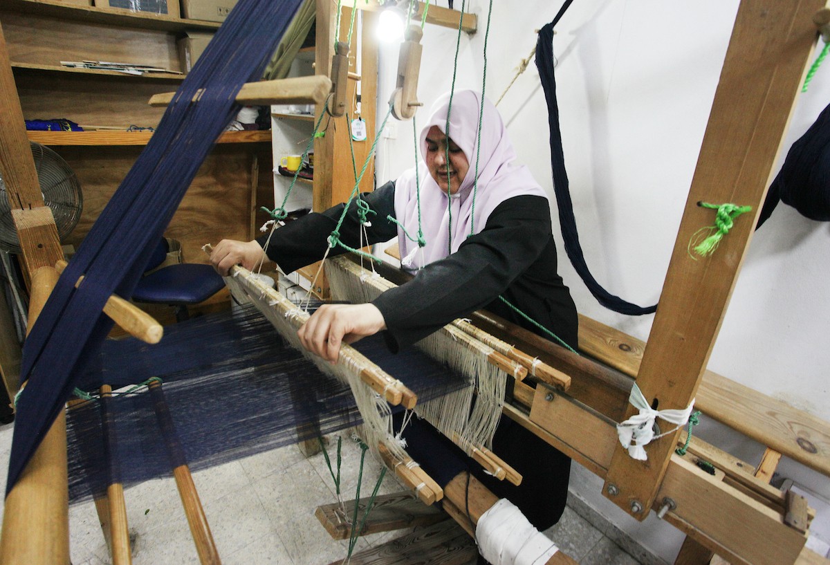 غزيون من ذوي الإعاقة يبدعون في الحفاظ على صناعة النول المجدلاوي 11.jpg