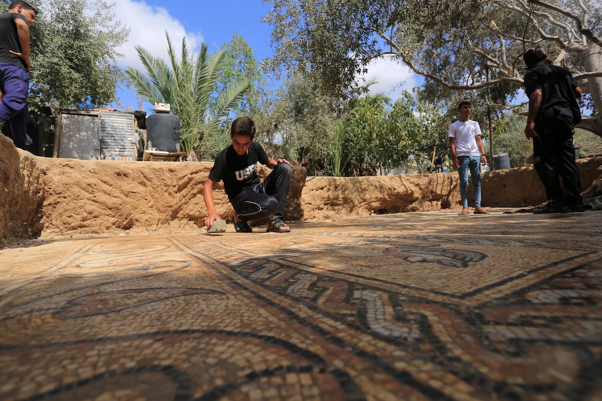 فلسطينيون ينظفون حول أرضية فسيسفاء من العهد البيزنطي اكتشفها مزارع فلسطيني في أرضه في مدينة البريج وسط قطاع غزة 886.jpg
