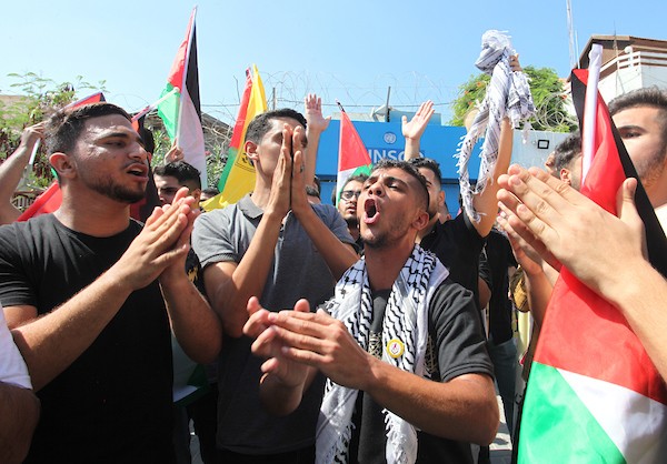 فلسطينيون يشاركون في وقفة تضامنية مع الأسير ناصر أبو حميد في مدينة غزة 17.jpg