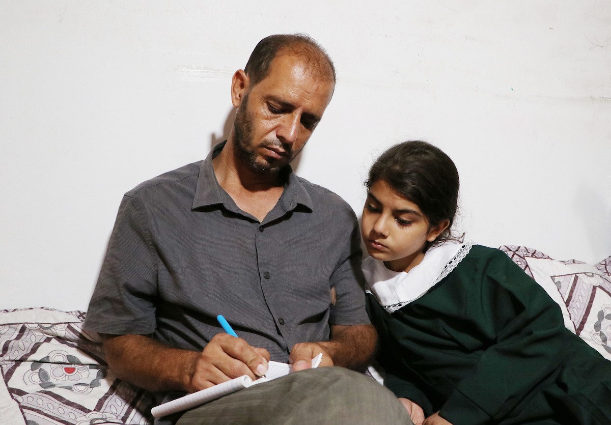 الفلسطيني ناهض فروخ ، 42 عامًا ، فقد سمعه وكلامه خلال قصف إسرائيلي على غزة 8.jpg