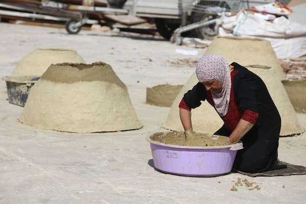 استغلت الفلسطينية آمنة صلاح سطح منزلها لتصنع أفران الطين القديمة بشكل تقليدي، استعداداً لبيعها بالأسواق المحلية في بيت لحم. 7.jpg