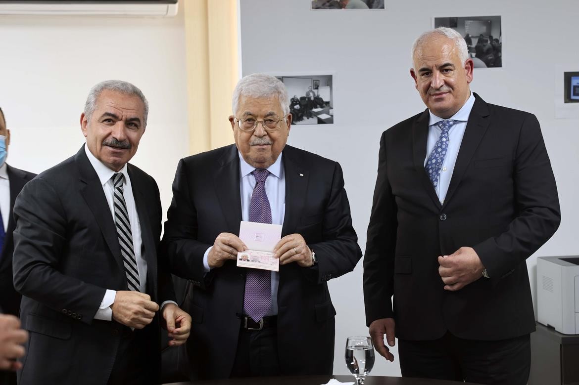 الرئيس محمود عباس اثناء افتتاح قسم الجوازات البروميترك في وزارة الداخلية 4.jpg