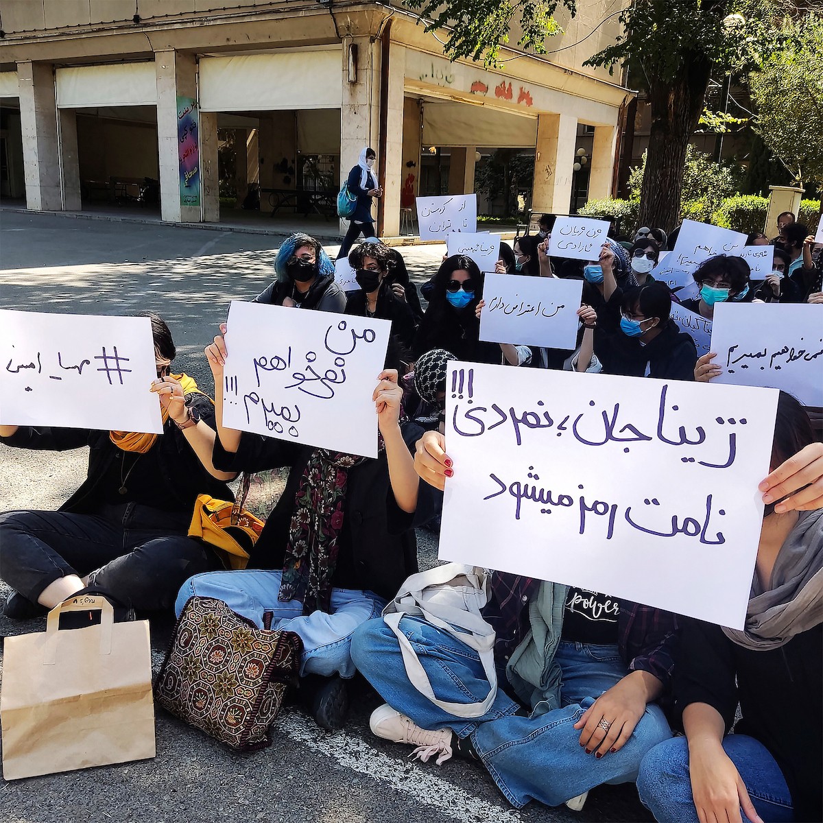 مواجهات بين المتظاهرين الغاضبين والشرطة الإيرانية احتجاجا على مقتل مهسا أميني 3.jpg