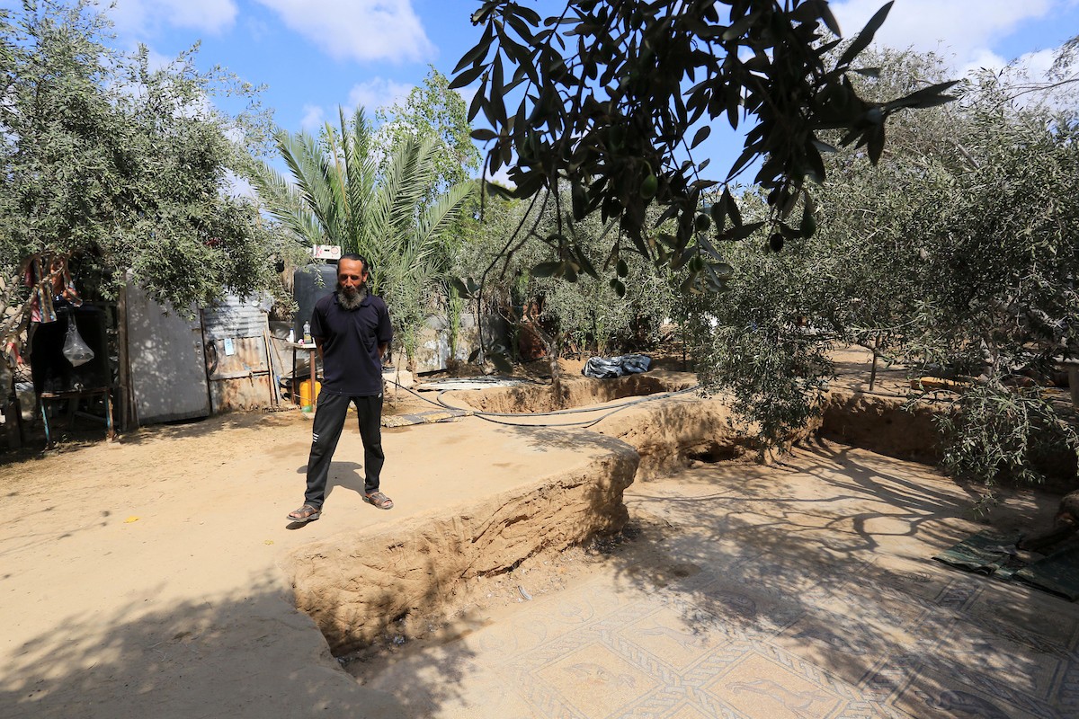 فلسطينيون ينظفون حول أرضية فسيسفاء من العهد البيزنطي اكتشفها مزارع فلسطيني في أرضه في مدينة البريج وسط قطاع غزة 00.jpg