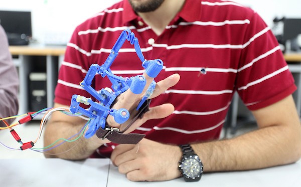 مهندسون يبتكرون ذراعاً آلية لمساعدة الأشخاص ذوي الاحتياجات الخاصة -0.jpg