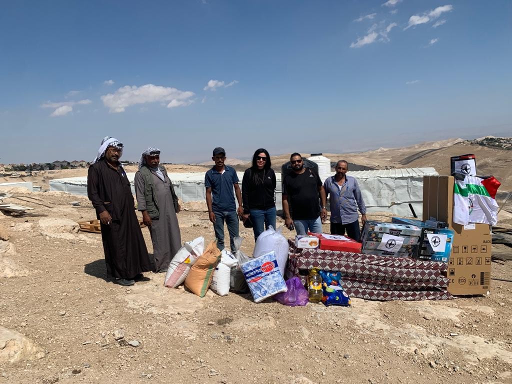 النضال الشعبي تقدم مساعدات طارئة لعائلة بتجمع أبو النوار البدوي