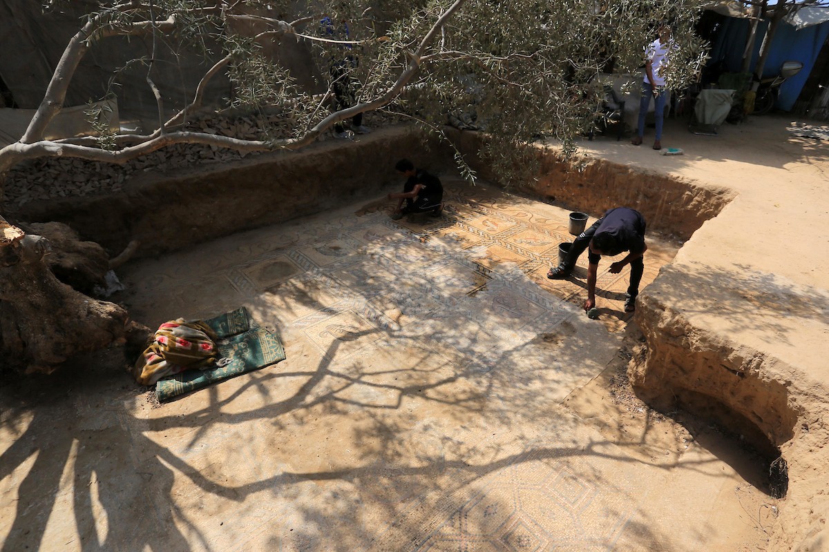 فلسطينيون ينظفون حول أرضية فسيسفاء من العهد البيزنطي اكتشفها مزارع فلسطيني في أرضه في مدينة البريج وسط قطاع غزة 9876.jpg