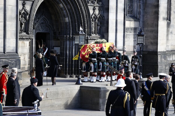 مراسم نقل نعش الملكة إليزابيث إلى إدنبرة 4.jpg