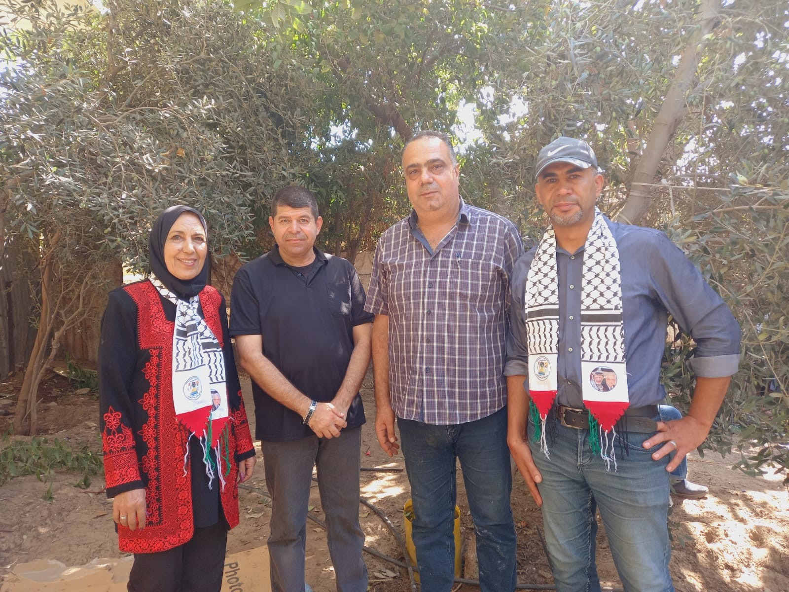 التجمع الفلسطيني للوطن و الشتات يساعد المزارعين بقطف الزيتون شمال غزة  8.jpg