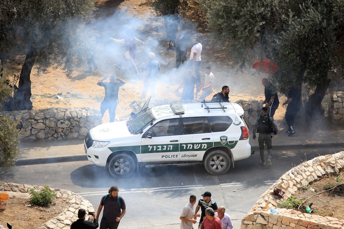 شرطة الاحتلال الإسرائيلي تمنع المواطنين الفلسطينيين من قطف الزيتون في سلوان بمدينة القدس 12.jpg