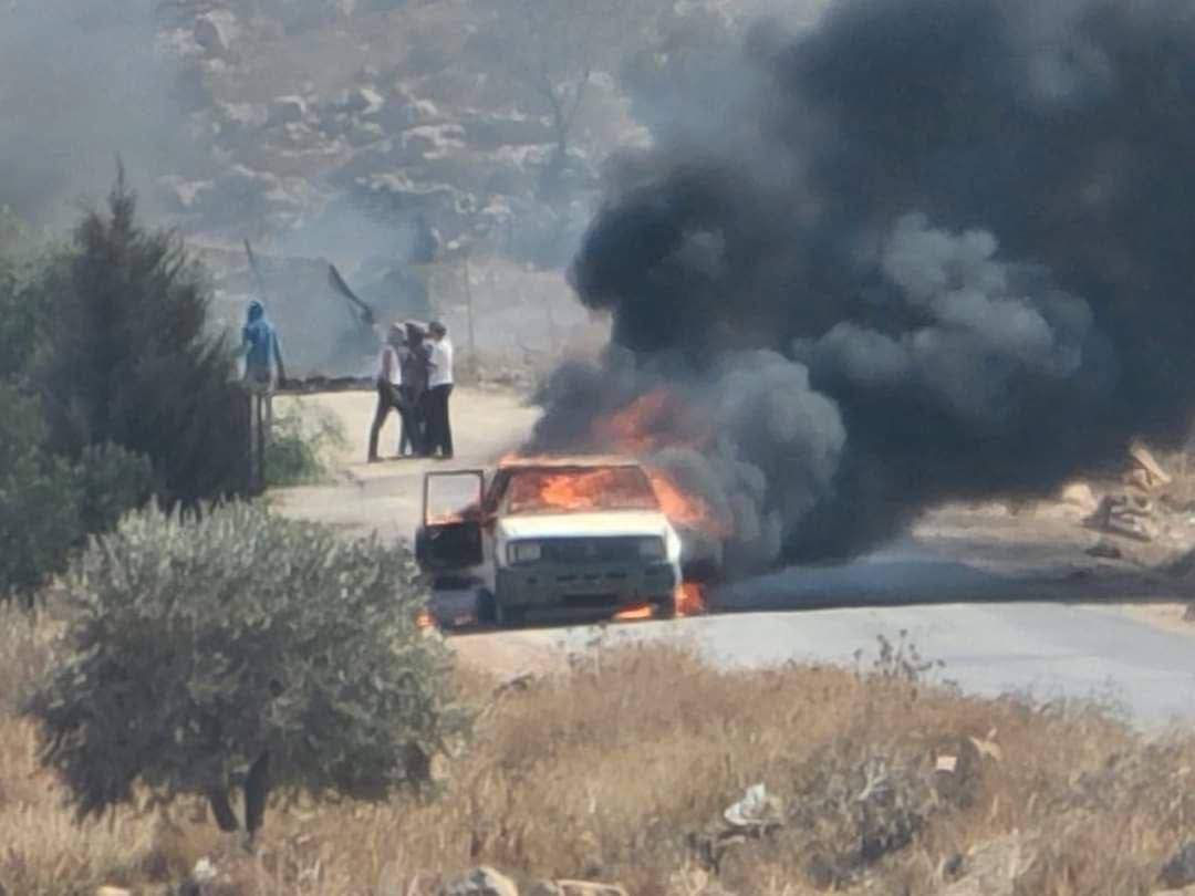 مستوطنون يحرقون سيارة لمزارعين في قرية المغير شرق رام الل 5.jpg