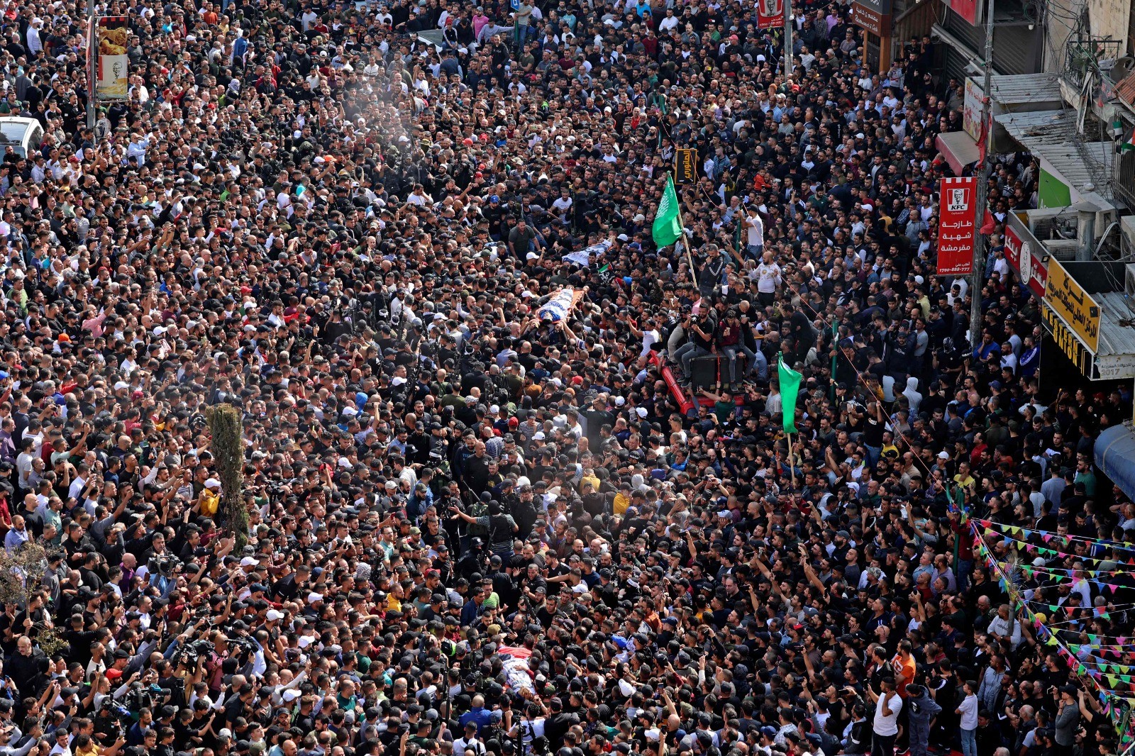 فلسطينيون يشيعون جثامين شهداء نابلس - الفرنسية 1.jpg
