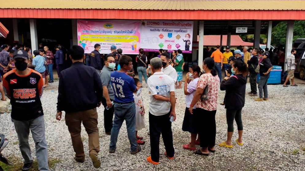 أشخاص يتجمعون خارج مركز للرعاية النهارية حيث تم إطلاق النار في بلدة أوثاي ساوان، تايلاند ، 6 تشرين الأول/أكتوبر 2022. (رويترز)