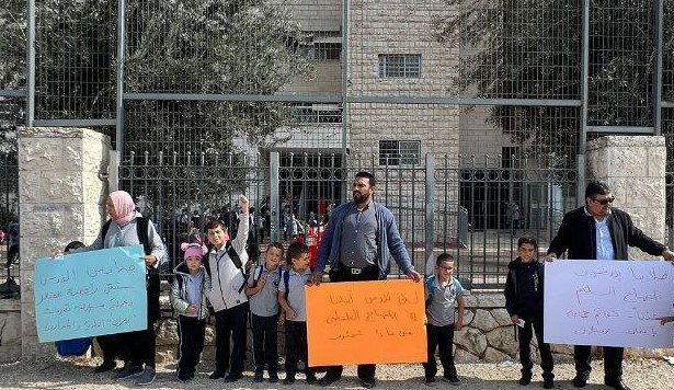 وقفة احتجاجية في القدس رفضاً لاقتحام الاحتلال مدرسة الإيمان 2.jpg