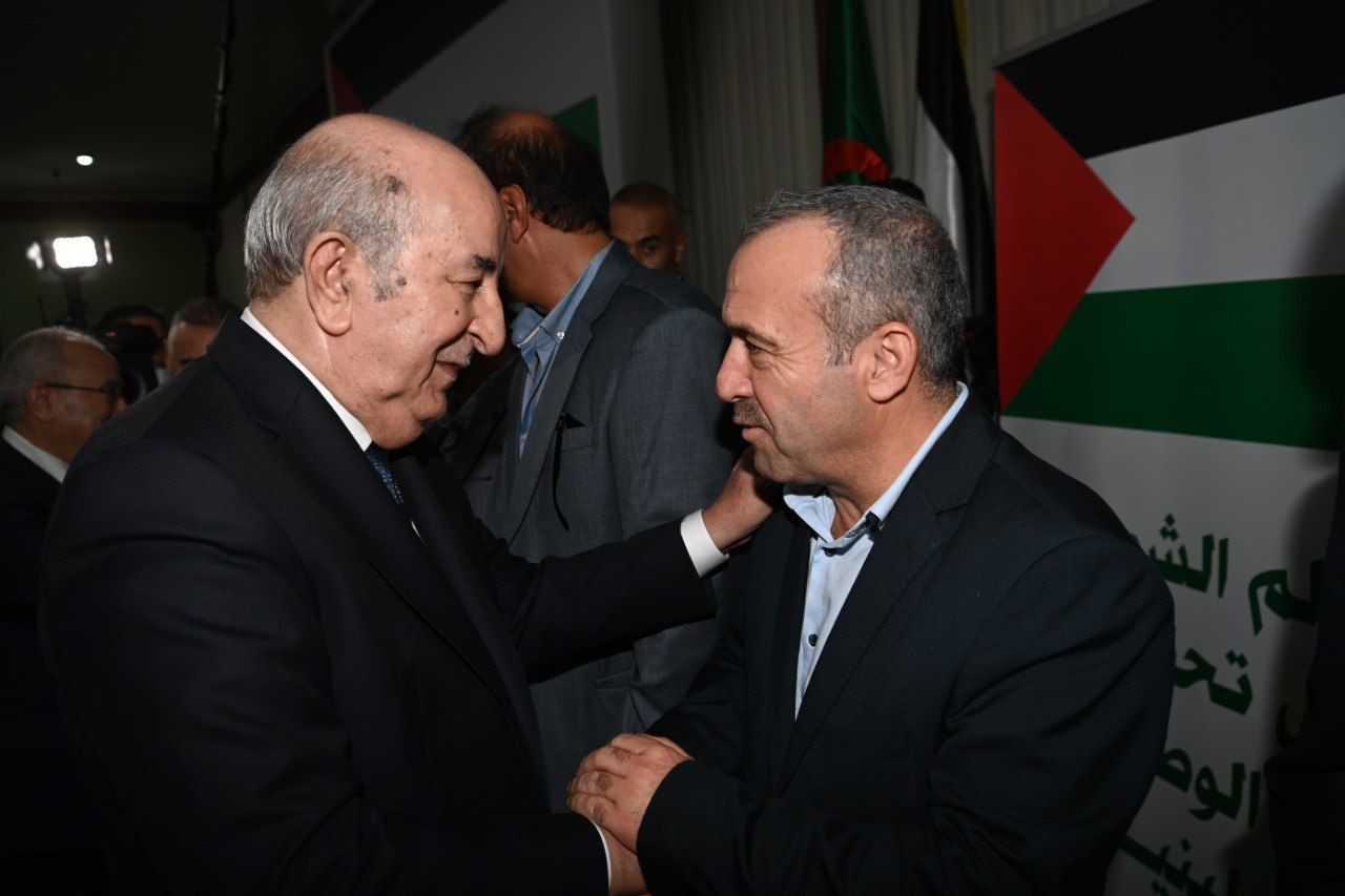 الرئيس تبون يؤدي زيارة مجاملة للمشاركين في مؤتمر الفصائل الفلسطينية بالجزائر.jpg
