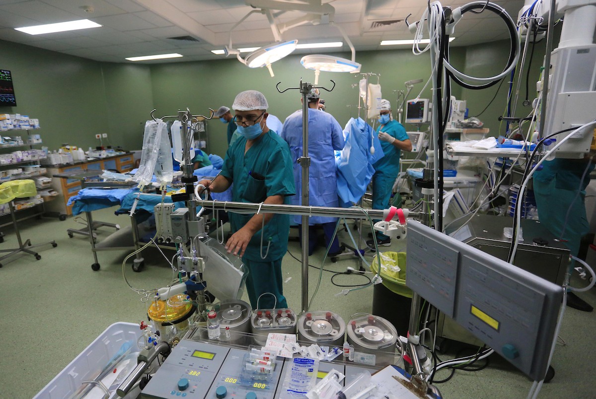 وفد طبي مصري يجرى عملية جراحية لمريض فلسطيني في المستشفى الأوروبي في خان يونس جنوب قطاع غزة 5.jpg
