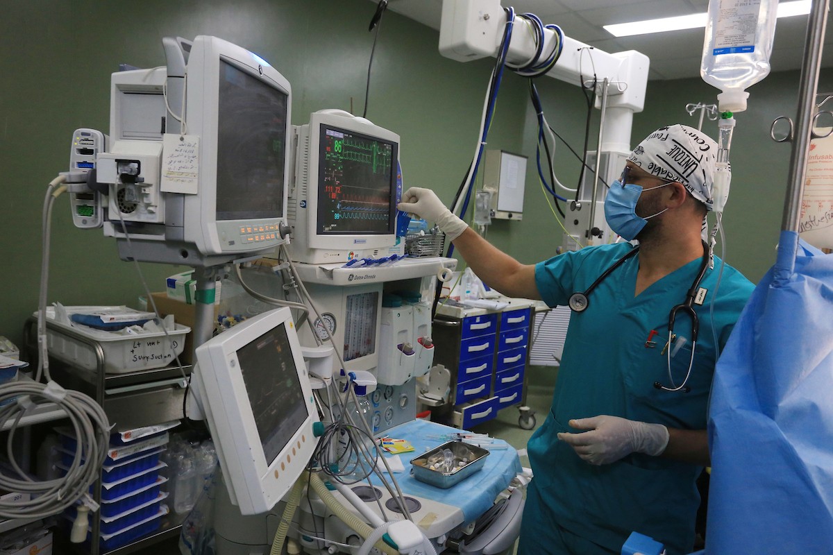 وفد طبي مصري يجرى عملية جراحية لمريض فلسطيني في المستشفى الأوروبي في خان يونس جنوب قطاع غزة 66.jpg